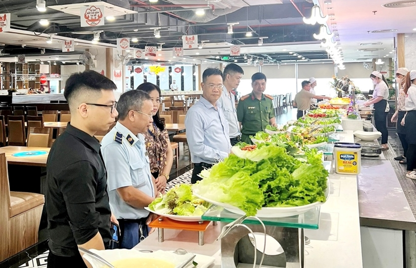 Lực lượng chức năng Hà Nội kiểm tra cơ sở chế biến thực phẩm trên địa bàn.