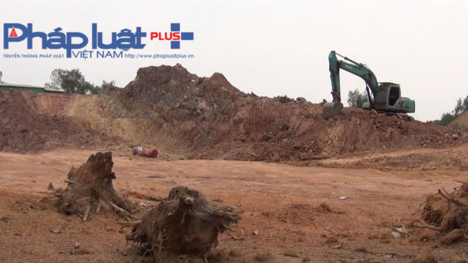 Những quả đồi với diện tích vài hecta đang bị "đục khoét" không thương tiếc.