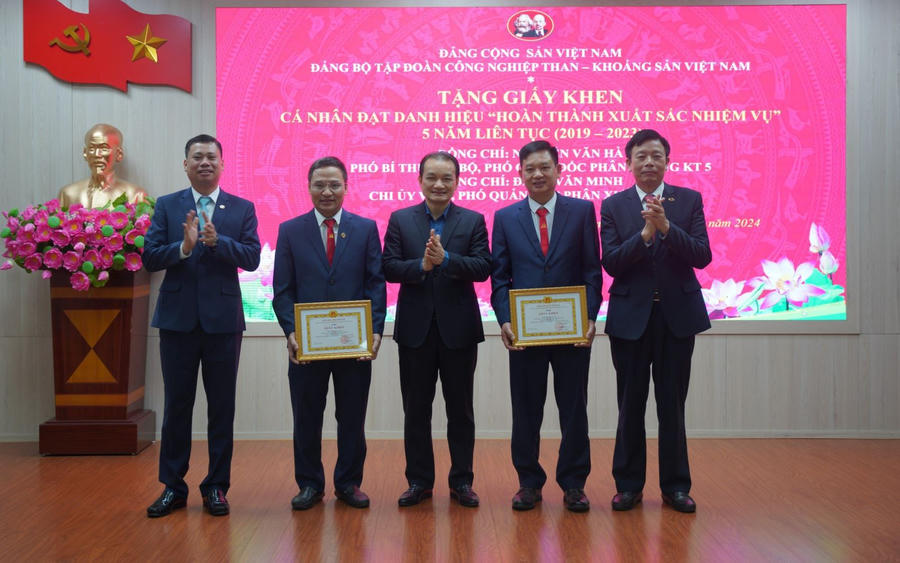 Ông Trần Danh Nghị, Ủy viên BTV, Trưởng ban Tuyên giáo Đảng ủy TKV trao giấy khen cho 02 cá nhân ”Hoàn thành xuất sắc nhiệm vụ” 05 năm liên tục (2018-2023).