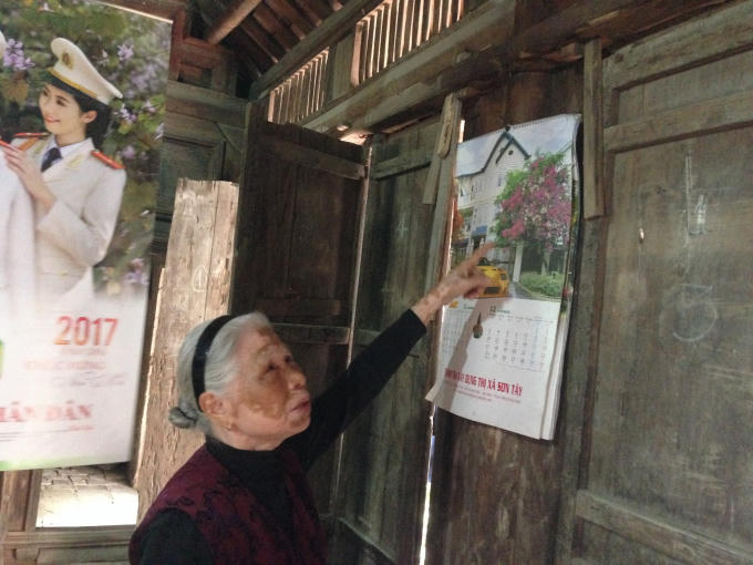 Bà Lê Thị Bột đang bày tỏ cảm xúc lo lắng của mình về căn nhà xập xệ, mục nát