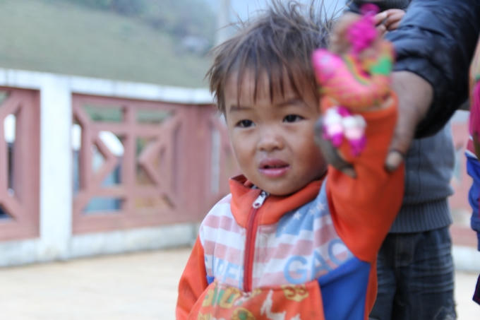 Cậu bé người dân tộc Tày theo mẹ lên nương