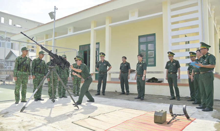 Đoàn tiến hành kiểm tra thực tế thực trạng và khả năng sử dụng lực lượng, vũ khí