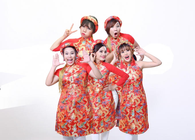 5 thành viên của đội tỷ Muội.
