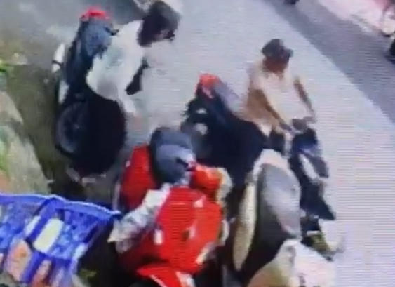 Người đàn &ocirc;ng quay ra lớn ti&ecirc;́ng trước khi bỏ đi.(Ảnh cắt từ clip)