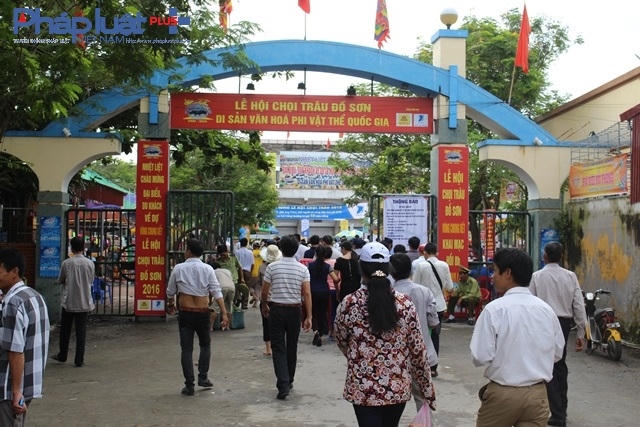 Từ rất sớm dòng người đã hối hả đổ về sân vận động trung tâm quận Đồ Sơn.