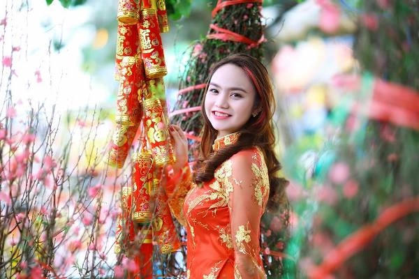 Hòa cùng không khí của mùa Xuân, Đinh Thị Lụa đã quyết định thực hiện cho mình một bộ ảnh Tết bên hoa đào cùng với tà áo dài truyền thống được cách tân. Ảnh: Võ Thanh Liêm.              Cô nàng răng khểnh Đinh Thị Lụa (23 tuổi) vừa tốt nghiệp Đại học Quy Nhơn xong. Cô nàng đang ấp ủ nhiều dự định trong tương lai. Bên cạnh đó, cô còn đam mê kinh doanh. Ảnh: Võ Thanh Liêm.                              Cô nàng có nicnam Bảo Linh hiện đang là nữ sinh cấp 3. Bảo Linh sở hữu khuôn mặt xinh xắn, dễ thương nên cô luôn tự tin trước ống kính. Ảnh: Võ Thanh Liêm.                Nữ sinh có nicname Hiền Nhõ với khuôn mặt như thiên thần luôn rạng ngời trước ống kính của nhiếp ảnh gia. Ảnh: Võ Thanh Liêm.              Các nữ sinh luôn tỏ ra thích thú với bộ ảnh Tết. Ảnh:Võ Thanh Liêm.                      Khoảnh khắc vui vẻ của các nữ sinh cùng nhiếp ảnh gia Võ Thanh Liêm (người thực hiện bộ ảnh cho các nữ sinh).  Chia sẻ với phóng viên Pháp Luật Plus, nhiếp ảnh gia Võ Thanh Liêm, cho biết: "Cứ giáp Tết, anh luôn ấp ủ thực hiện các bộ ảnh Tết để giữ lại những khoảnh khắc đẹp nhất, thật nhất của mùa xuân trong tà áo dài của những nữ sinh. Điều đó là niềm vui, niềm hạnh phúc trong sự nghiệp cầm máy".