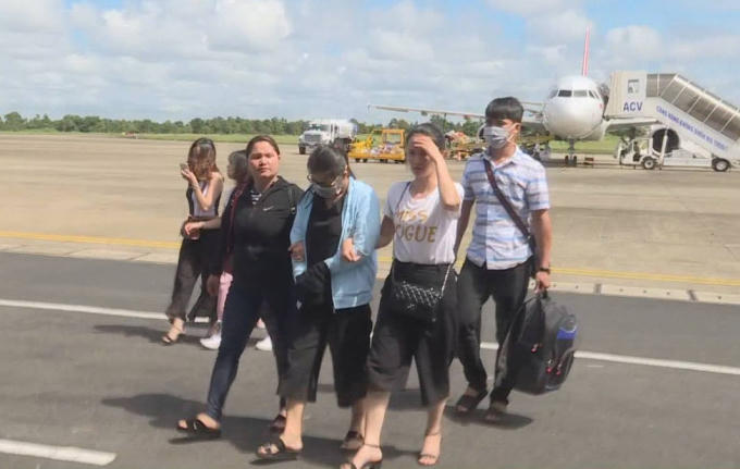 Đối tượng Trịnh Thu Trang (đi giữa đeo khẩu trang) đang được di lý từ sân bay Buôn Ma Thuột về nhà tạm giam Công an tỉnh.