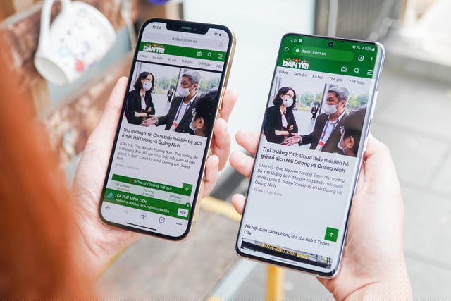 Galaxy S21 Ultra có màn hình kích thước 6,8 inch, sử dụng tấm nền Dynamic AMOLED 2X, độ phân giải 1.440 x 3.200 pixel, hỗ trợ tần số quét 120 Hz. iPhone 12 Pro Max có màn hình 6,7 inch Super Retina XDR OLED, độ phân giải 1.284 x 2.778 pixel, nhưng đáng tiếc tần số quét chỉ dừng ở mức 60 Hz. Trải nghiệm thực tế cho thấy chất lượng hiển thị của cả hai mẫu máy này không có nhiều khác biệt, độ sáng cao, màu sắc rực rỡ. Điểm cộng của chiếc Galaxy S21 Ultra nằm ở phần viền được vát cong nhẹ sang hai cạnh, cho trải nghiệm vuốt từ mép vào trong thoải mái hơn, không bị cấn tay như trên chiếc iPhone 12 Pro Max.