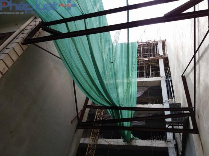 Bên trong là một công trình đang được triển khai xây dựng.