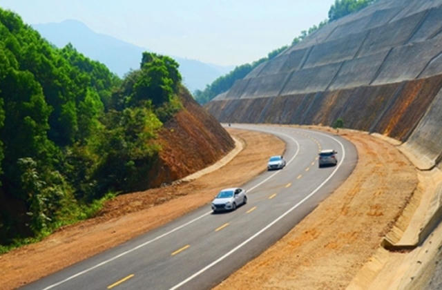 Lý do một số dự án đường cao tốc mới chỉ có 2 làn xe