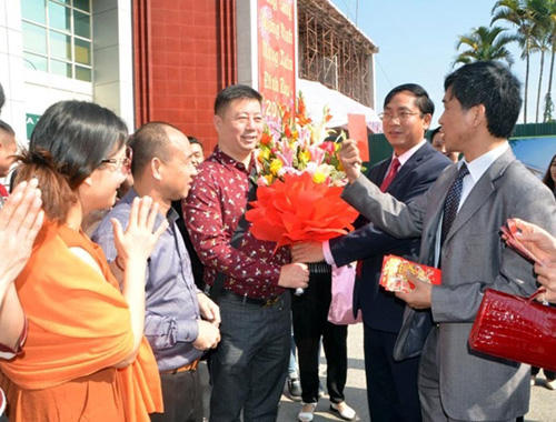 Lãnh đạo TP Móng Cái tặng hoa và lì xì cho đoàn khách quốc tế làm thủ tục nhập cảnh, tham quan, du lịch tại Móng Cái và các tuyến nội địa của Việt Nam tại Cửa khẩu Quốc tế Móng Cái.