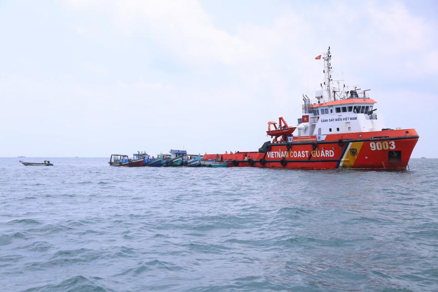 Bộ Tư lệnh Vùng Cảnh sát biển 4 cấp nước ngọt cho bà con ngư dân xã đảo Hòn Chuối, thị trấn Sông Đốc, huyện Trần Văn Thời, tỉnh Cà Mau