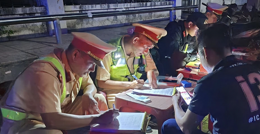 CSGT Đồng Nai xử lý người vi phạm. Ảnh: Q.Minh