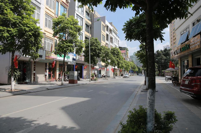 Những lá cờ đỏ sao vàng được treo ngay ngắn.