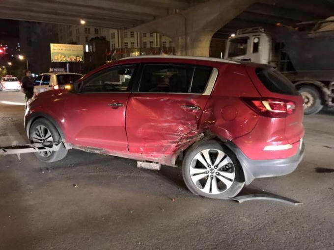 Xe Kia Sportage bị đâm bép rúm phần hông xe