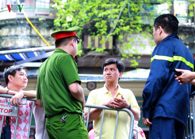 Sau vụ cháy gần Bệnh viện Nhi Trung ương trên đường Đê La Thành (Hà Nội) vào chiều ngày 17/9, mọi lối ra vào hiện trường được lực lượng công an bảo vệ nghiêm ngặt. Không ai được ra vào nếu không có nhiệm vụ.