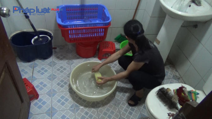 Chai lọ sau khi thu gom về được rửa trong khu vực nhà vệ sinh nhỏ hẹp với các dụng cụ thô sơ