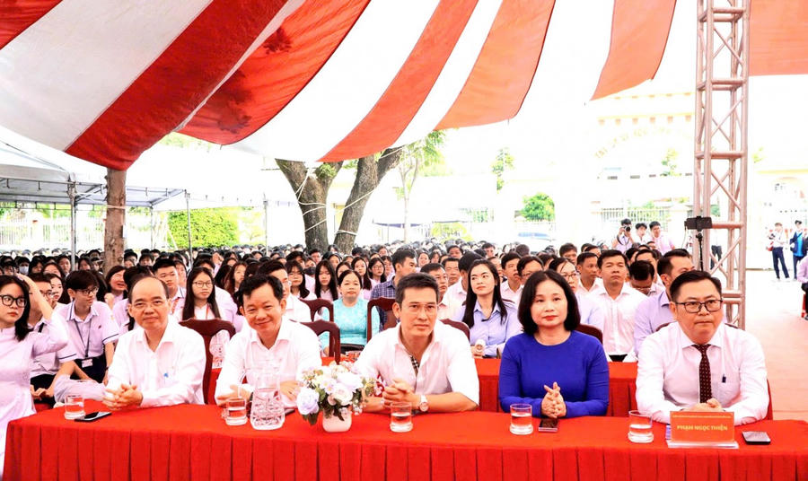 Đại biểu tham dự lễ khai giảng tại trường THPT chuyên Huỳnh Mẫn Đạt