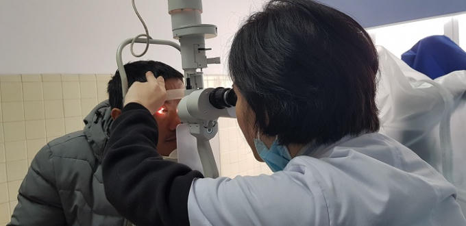 Bác sĩ đang thăm khám cho bệnh nhân.