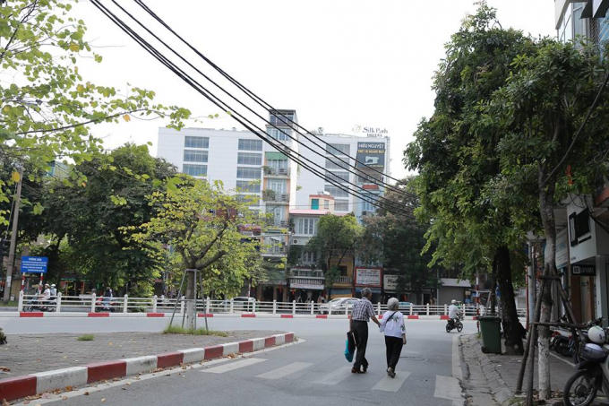 Hai ông bà dắt tay nhau qua phố trong ngày nghỉ lễ Quốc Khánh 2/9.