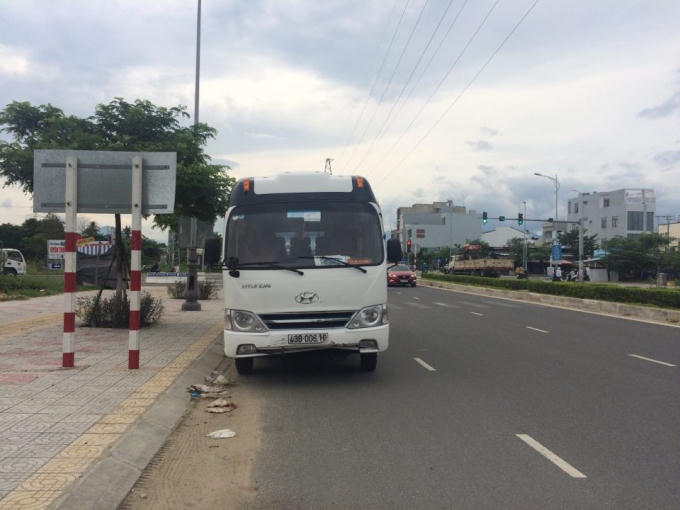 Cú va chạm trực diện xe khách (trong ảnh) khiến 2 phụ nữ ngồi trên xe máy bị thương nặng