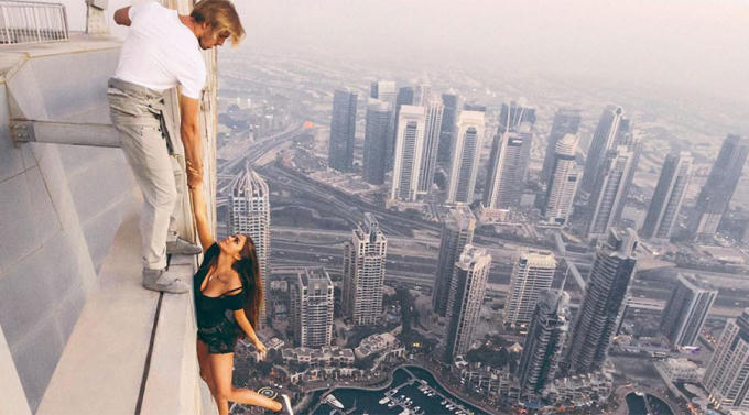 Viktoria Odintsova treo mình trên Tháp Cayan ở Dubai. (Ảnh: Instagram)
