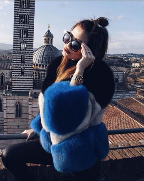 Những bức hình trẻ trung và đầy phong cách của Zaklina đăng trên mạng xã hội Instagram.
