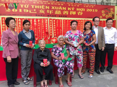 Những hộ gia đình nghèo người Hoa được nhận những phần quà trước Tết .