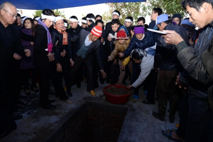 Trong sự xúc động của gia quyến, rất nhiều đồng nghiệp, thuộc cấp và bà con chòm xóm đã tận tay thả những nắm đất lên mộ người con ưu tú của Thái Bình. Xin vĩnh biệt anh!