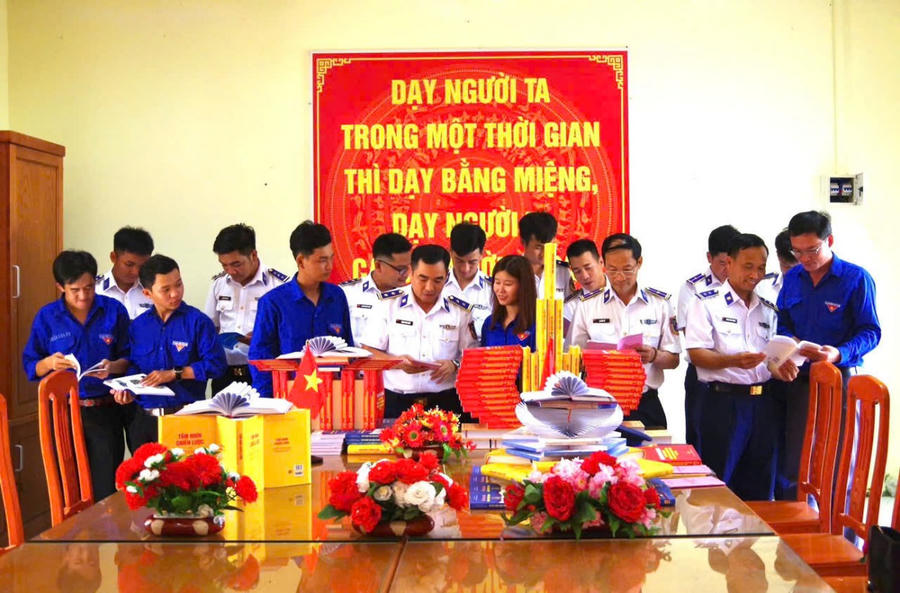 Trung tá Trịnh Minh Hiển - Bí thư Đảng uỷ, Chính uỷ Hải đoàn 42 (ở giữa) trao đổi cùng cán bộ, chiến sĩ và đoàn viên thanh niên đơn vị kết nghĩa các nội dung trong ngày sách và văn hoá đọc.
