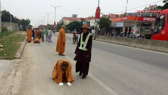 Hai vị Đại đức thực hiện “tam bộ nhất bái” trên Quốc lộ 1A - qua địa phận thị trấn Cầu Giát, huyện Quỳnh Lưu, Nghệ An - Ảnh: H.Tình