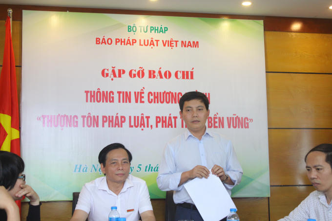 Phó Tổng Biên tập Báo Pháp luật Việt Nam ông Trần Đức Vinh trả lời một số câu hỏi liên quan đến thể lệ cuộc thi.