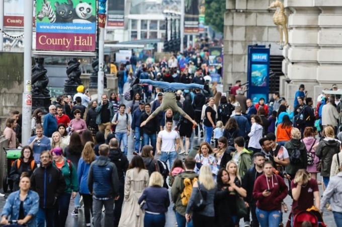 Bộ ảnh được thực hiện bởi nhiếp ảnh gia Ngô Trần Hải An trong thời gian Quốc Cơ - Quốc Nghiệp đang ở Anh để tham gia “Britain's Got Talent”.