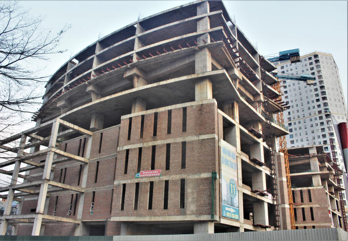 Tổ hợp chung cư cao tầng và dịch vụ thương mại CT10, CT11 Văn Phú sau nhiều năm vẫn ngổn ngang.