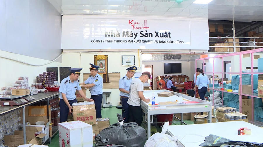 Tạm giữ hơn 7.000 đơn vị sản phẩm hàng hóa có dấu hiệu vi phạm pháp luật tại 