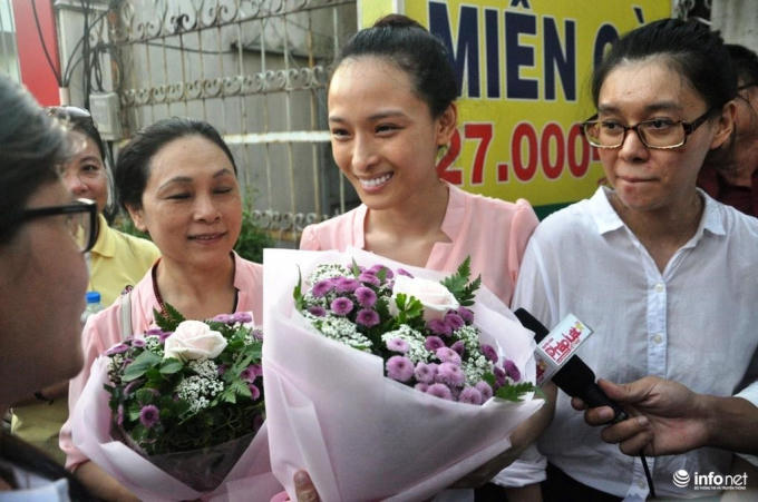 Phương Nga nhận hoa và cười tươi bên mẹ sau khi tòa thay đổi biện pháp ngăn chặn.