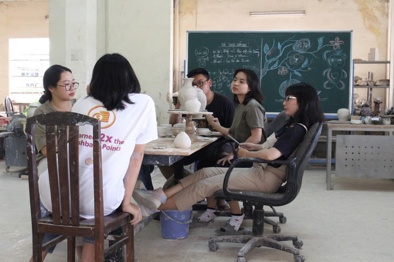 Lớp học nghề gốm thực hành tại Trường Cao đẳng Mỹ thuật Trang trí Đồng Nai. 