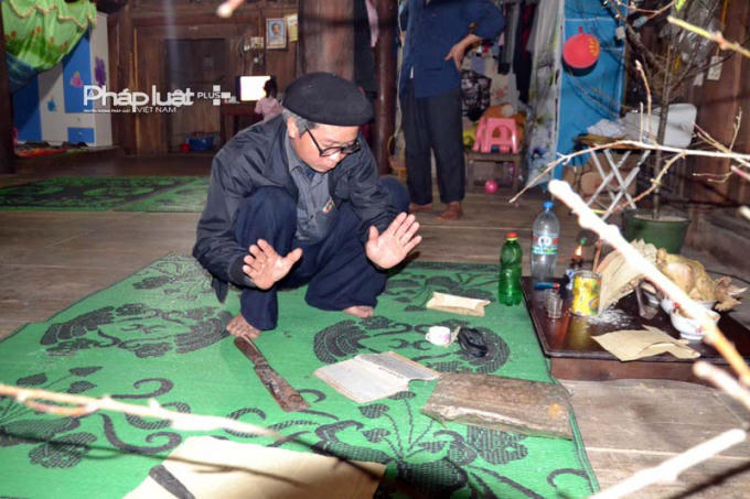 Trước khi thực hiện nghi lễ này, người học bói phải mời một vị thày cao tay để cúng xin sự chấp thận của thần linh. (ảnh: Phàn Giào Họ).