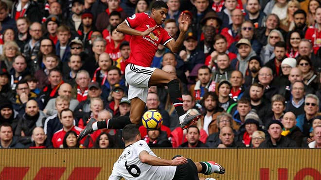 Rashford (&aacute;o đỏ) thi đấu ch&oacute;i s&aacute;ng trước Liverpool.