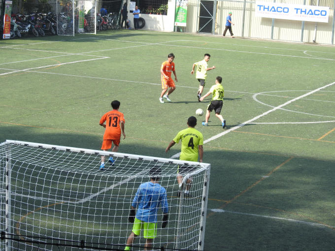 Một pha tấn công của các cầu thủ áo xanh.