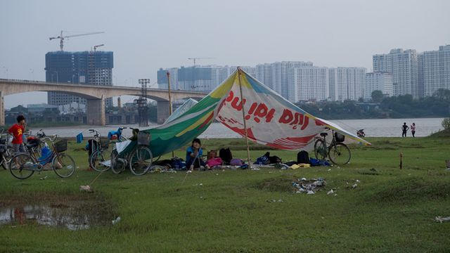 Bãi đất dưới chân cầu Vĩnh Tuy là điểm dã ngoại, cắm trại của nhiều bạn trẻ. (Ảnh: Vietnamnet)