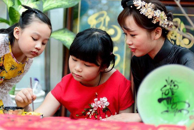 Việc thể hiện tình cảm của người học với thầy cô trong ngày tết đã có sự biến tướng dưới tác động của xã hội. (Ảnh minh họa).