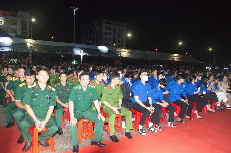 Chương trình nghệ thuật đặc biệt chào mừng hợp nhất tỉnh Cà Mau, diễn ra trong không khí phấn khởi, thu hút đông đảo cán bộ, chiến sĩ và người dân đến xem.