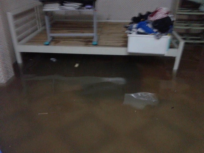 Nhiều nhà dân bị nước ngập vào nhà.