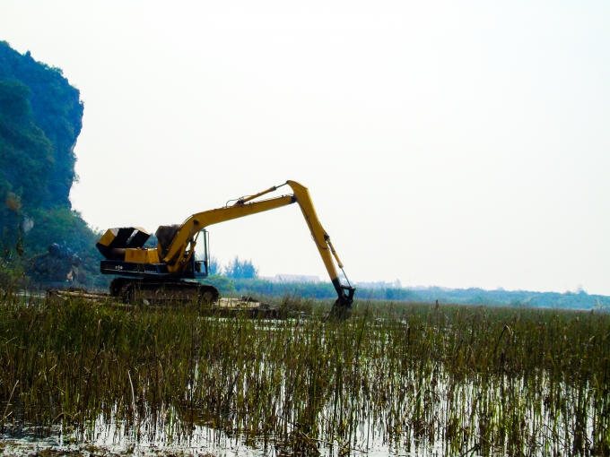 Gấp rút hút bùn, vệ sinh môi trường để không làm ảnh hưởng đến chất lượng của cảnh quay và thuận tiện cho di chuyển theo yêu cầu của đoàn làm phim.