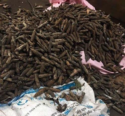 Một phần đầu đạn còn nguyên thuốc nổ được phát hiện tại nhà dân thuộc xã Dân Tiến, Khoái Châu, Hưng Yên. (Ảnh. T.H.Y)