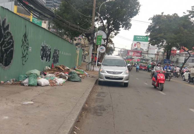 Rác tập kết bừa bãi trên đường Cách Mạng Tháng Tám gây mất mỹ quan đô thị