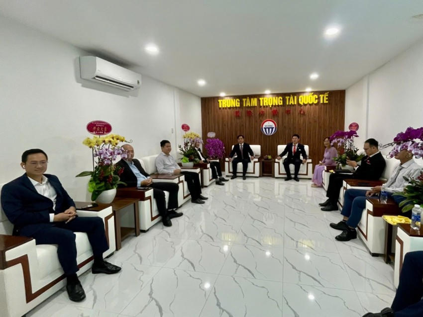 Hình ảnh Hiệp hội Doanh nghiệp tỉnh Quảng Tây, CLB Doanh nghiệp tỉnh Vân Nam (Trung Quốc), Viện Nghiên cứu Quản lý Giáo dục và Pháp Luật, Cty Thẩm Định Giá Toàn Cầu, Cty Đấu Giá và Cty Luật,…tại Lễ ra mắt.