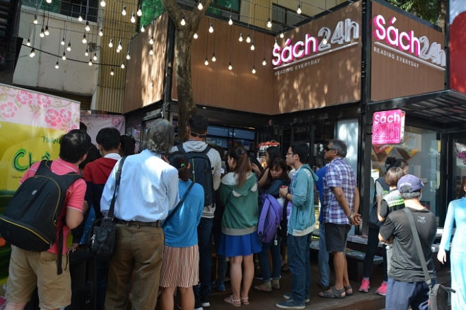 Dòng người tham quan đường sách Nguyễn Văn Bình ngày khai trương đông nghịt.