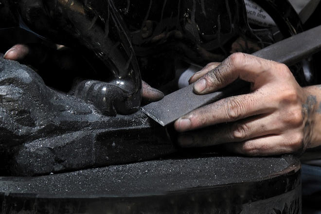 Thợ tạc đang hoàn thiện bức tượng chúa sơn lâm.